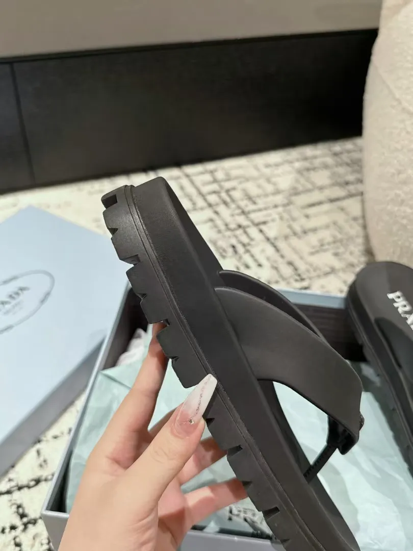 👟👟Ex-factory price 420👟👟 Men's size +10 Couple model Prada 24/ Hot summer hot thick-soled herringbone flip-flops Prada's herringbone flip-flops are a must-have and versatile style for the travel season! ✔️Code number: 39-45 for men, 35-40 for women (customized 40 for women, 45 for men)